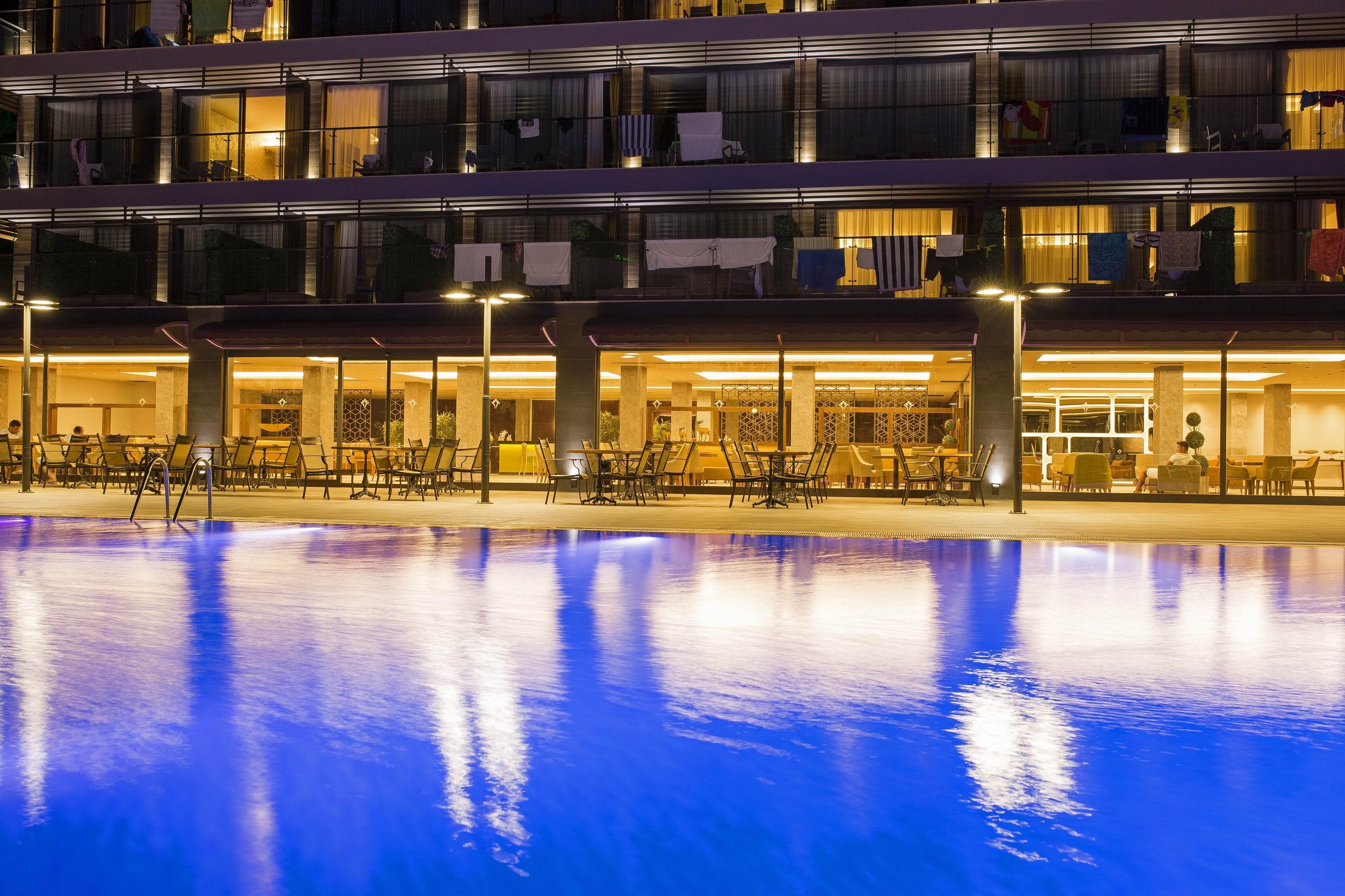 Mirage World Hotel İçmeler Esterno foto